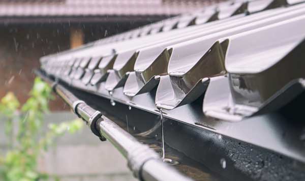 Travaux de zinguerie à Obernai avec pose de gouttières pour évacuation des eaux de pluie